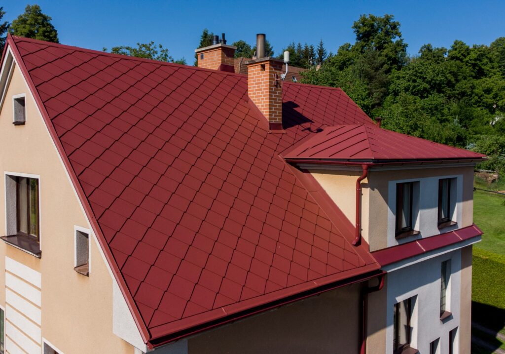 Plechová střešní krytina je ideální volbou pro každou střechu